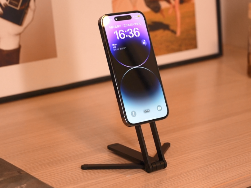 MagSafe vs. Traditional Tripods: The Future of iPhone Photography in 2025